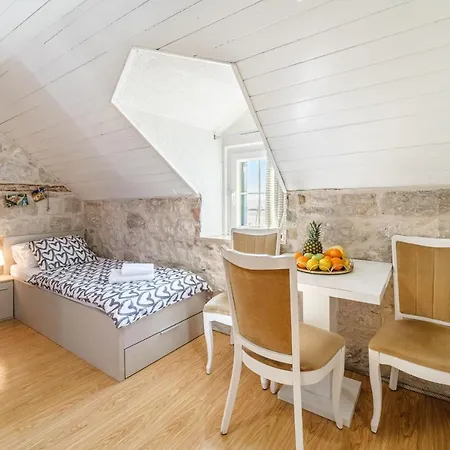 Sv.duje Apartamento *